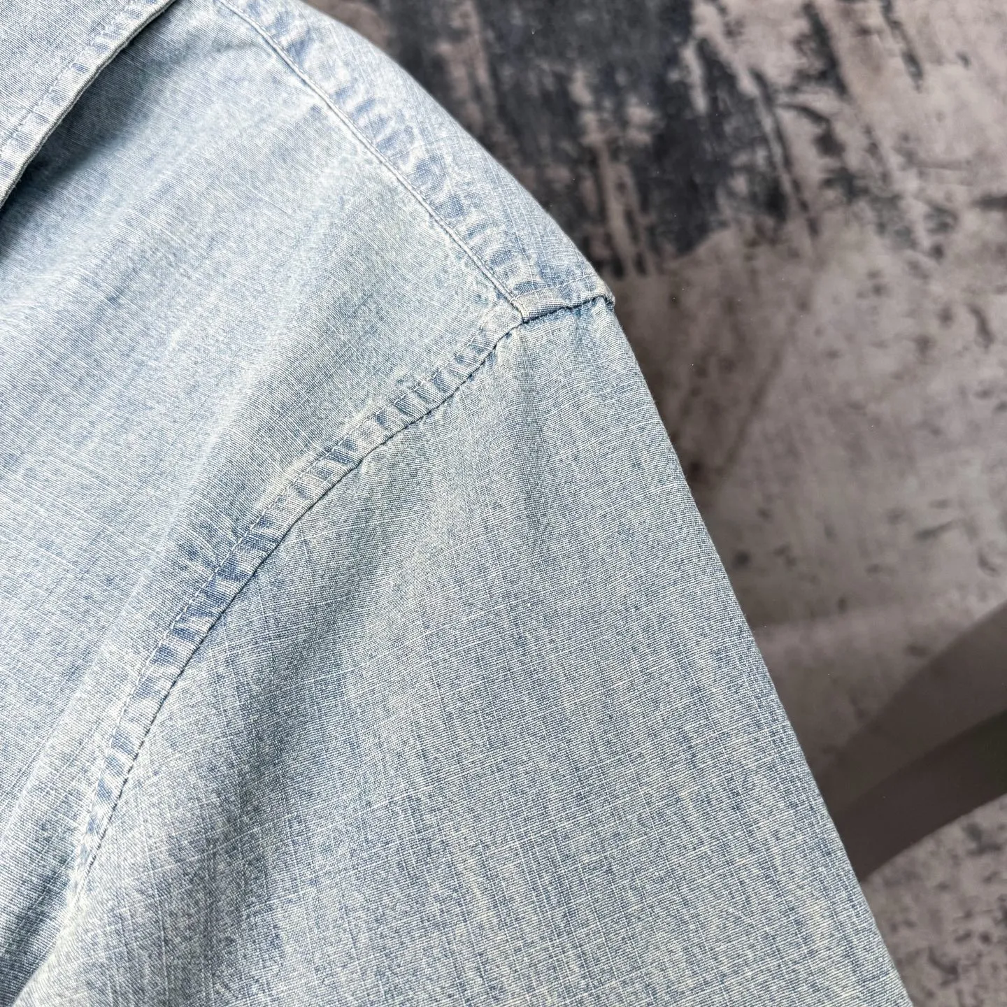 P400 [Original item] Top quality lapel long-sleeved washed denim shirt jacket Four-season men's two-color pure cotton shirt stone-washed retro casual denim shirt Denim shirt is really the most iconic product, decorated with colorful iconic pony embroidery, presenting a classic polo style design. It is a versatile choice from winter to summer. The multiple washes of denim greatly increase the comfort and softness of the fabric. The distressed effect is full of strong American retro style. This one is also closed with eyes closed. Simply YYDS~ The same style for men and women. It can be worn alone or as a cardigan. If you like looseness, choose one size larger. It is more suitable for inner wear~ The overall style is a loose version with a bit of boyfriend style. The silhouette is good and the drape is good. The upper body has a tough style~ It has an American retro denim style. This shirt is suitable for many occasions, whether it is daily leisure or commuting. It is a good choice. It can also be used as a layering jacket/coat. Color: dark blue, light blue, size: S-XL